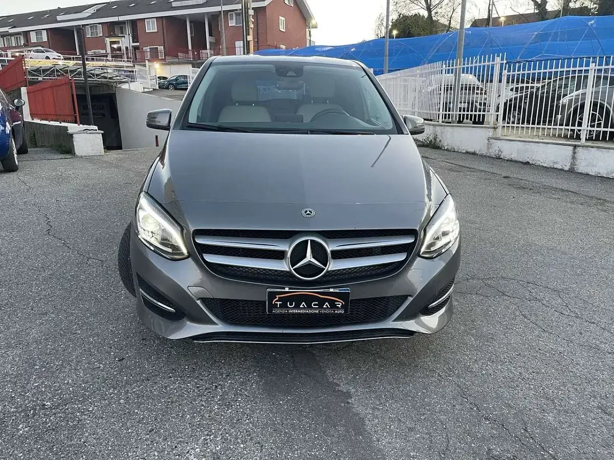 Usata Mercedes B180 109 CV (80 kW) 2017 Grigio Utilitaria