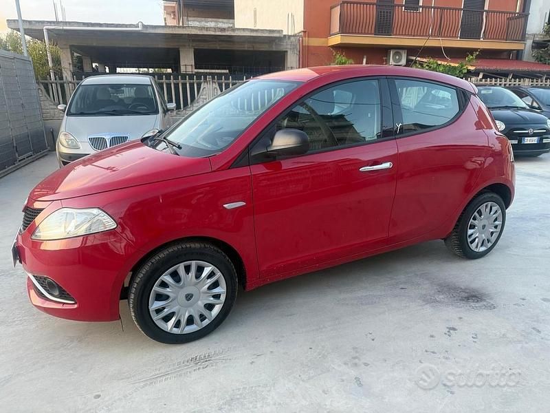 Usata Lancia Ypsilon Platinum 69 CV (50 kW) 2016 Rosso Utilitaria