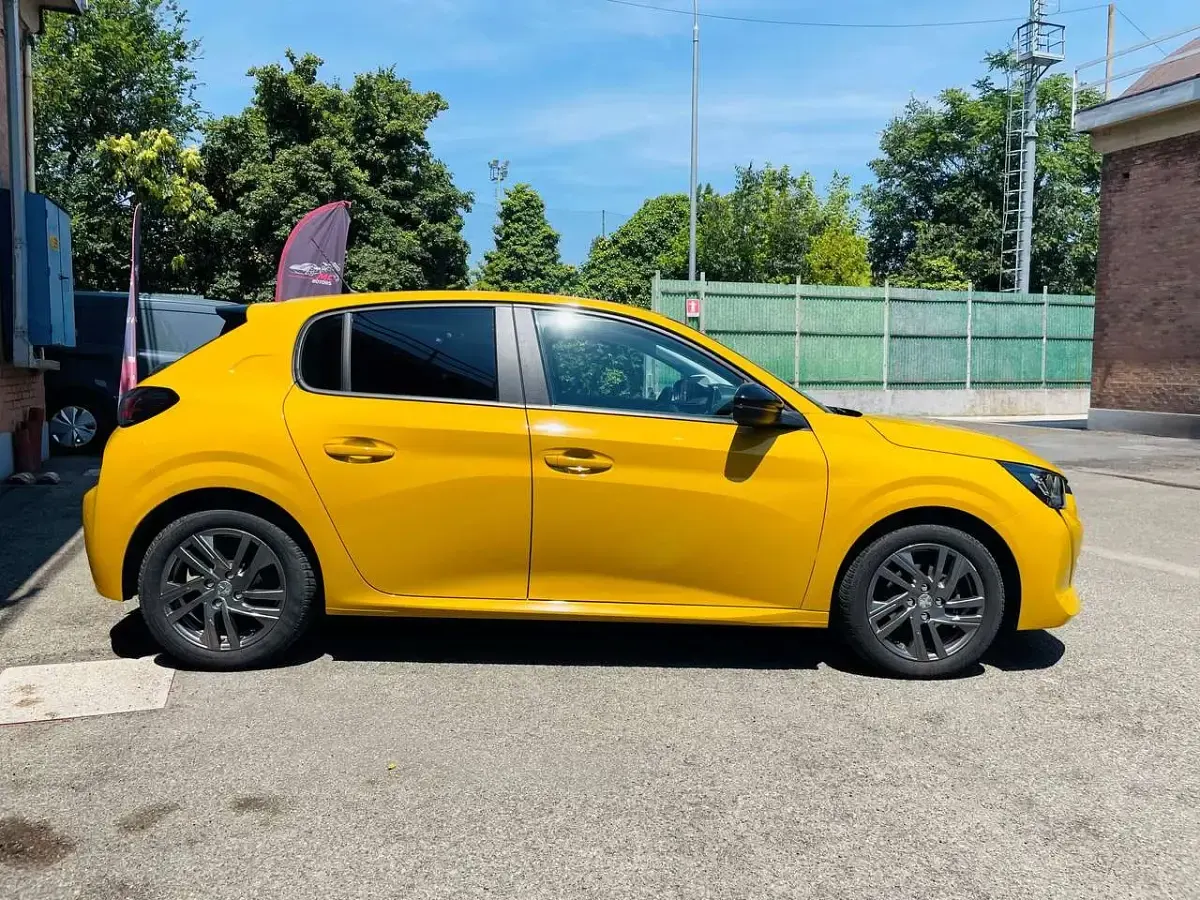 Usata Peugeot 208 75 CV (55 kW) 2022 Speciale catalogo Utilitaria