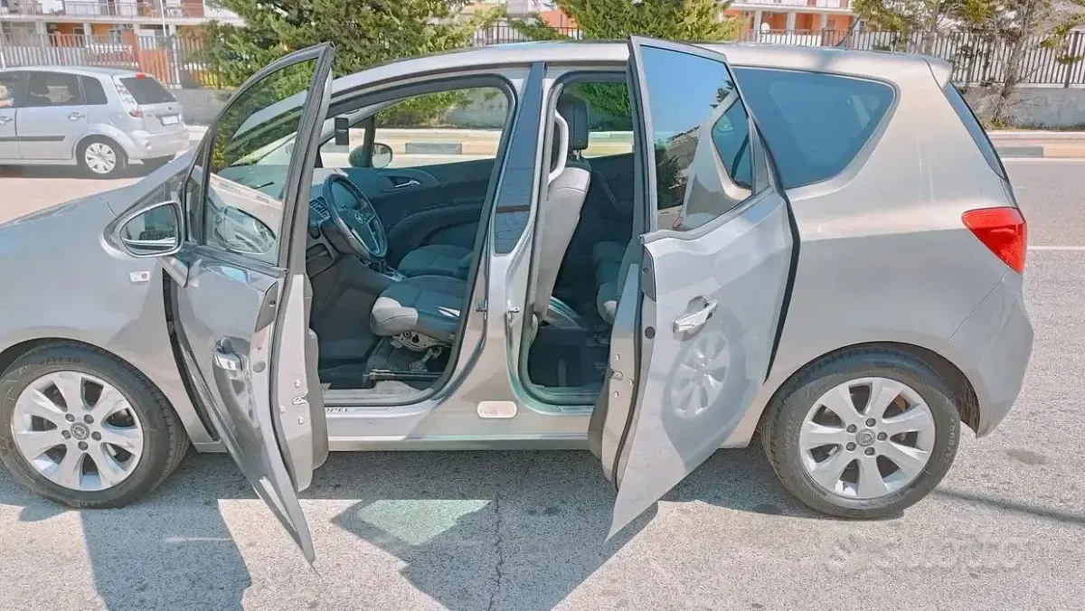 Usata Opel Meriva Cosmo 75 CV (55 kW) 2011 Grigio Monovolume