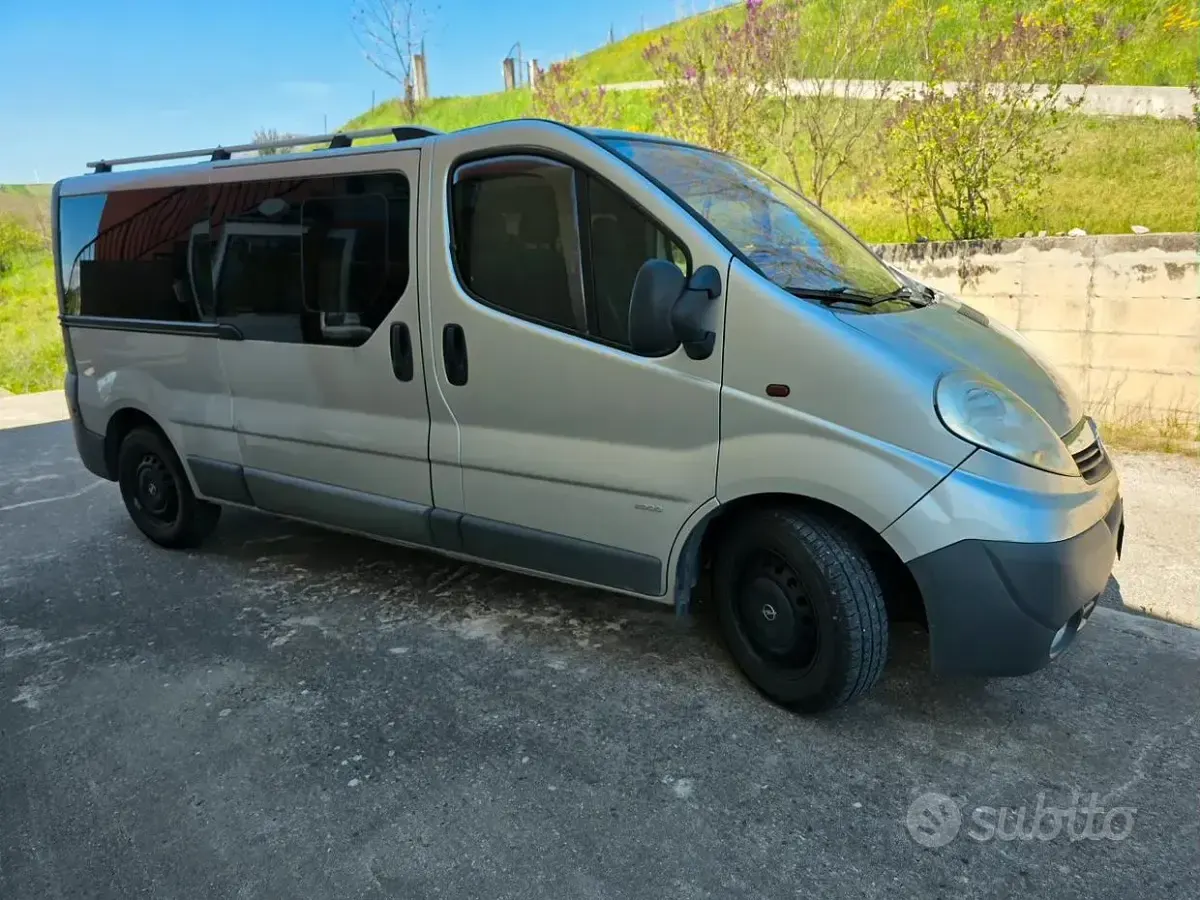 Usata Opel Vivaro 2009 Grigio Monovolume