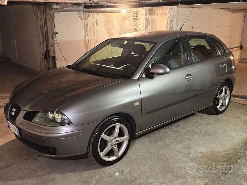 Usata Seat Ibiza Sport 101 CV (74 kW) 2005 Grigio Berlina