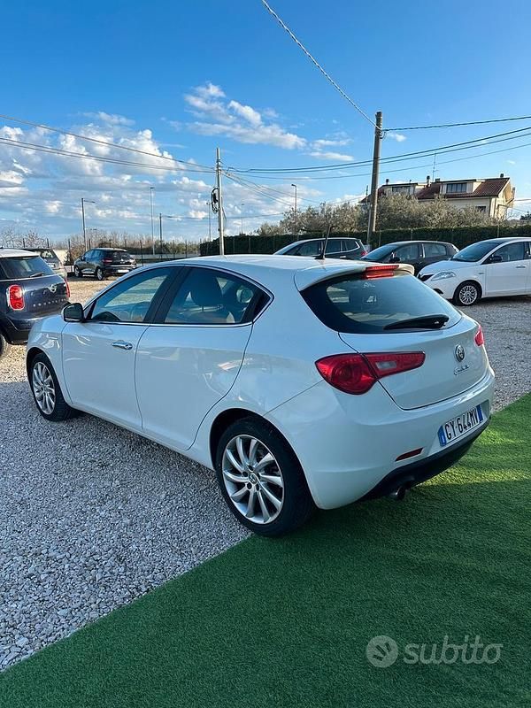 Usata Alfa Romeo Giulietta Exclusive 105 CV (77 kW) 2015 Bianco Utilitaria
