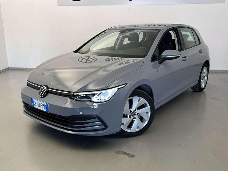 Usata VW Golf VIII Life 131 CV (96 kW) 2023 Grigio Utilitaria