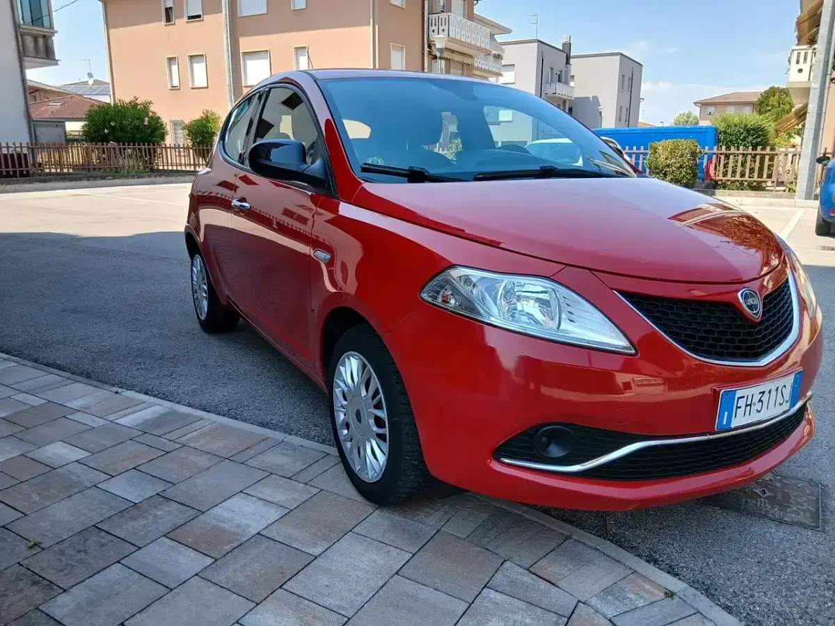Usata Lancia Ypsilon Silver 69 CV (50 kW) 2017 Rosso Utilitaria