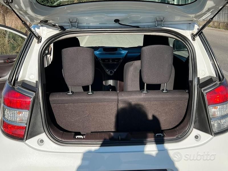Usata Toyota iQ 68 CV (50 kW) 2011 Bianco Utilitaria