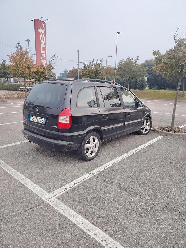Usata Opel Zafira 200 CV (147 kW) 2005 Nero Monovolume