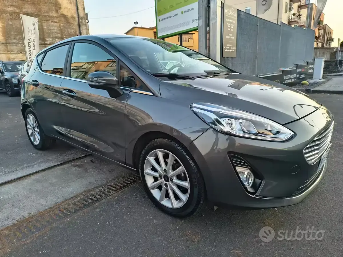 Usata Ford Fiesta 85 CV (62 kW) 2018 Grigio Utilitaria
