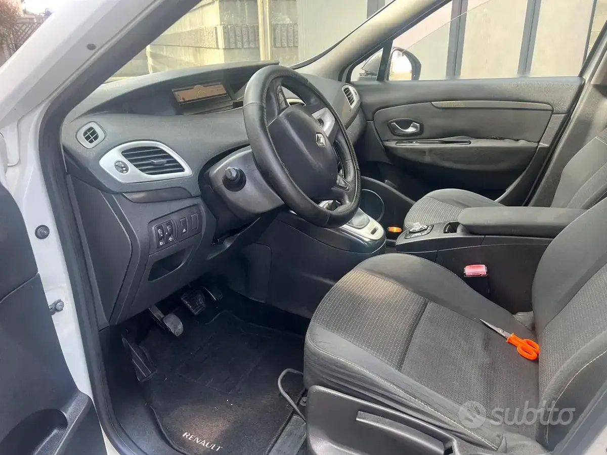 Usata Renault Scénic Dynamique 130 CV (95 kW) 2011 Bianco Monovolume