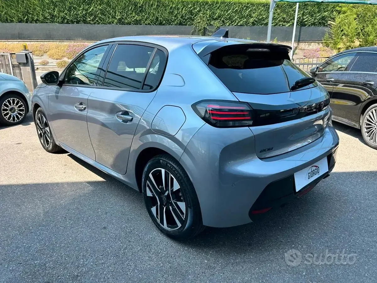 Usata Peugeot 208 Allure 101 CV (74 kW) 2025 Grigio Utilitaria
