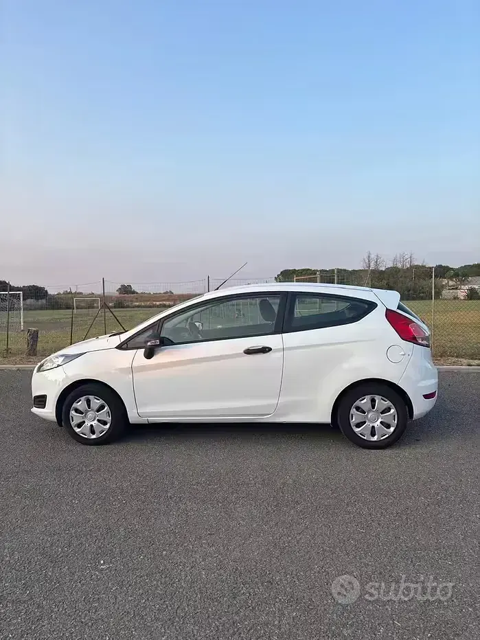 Usata Ford Fiesta 75 CV (55 kW) 2017 Bianco Utilitaria