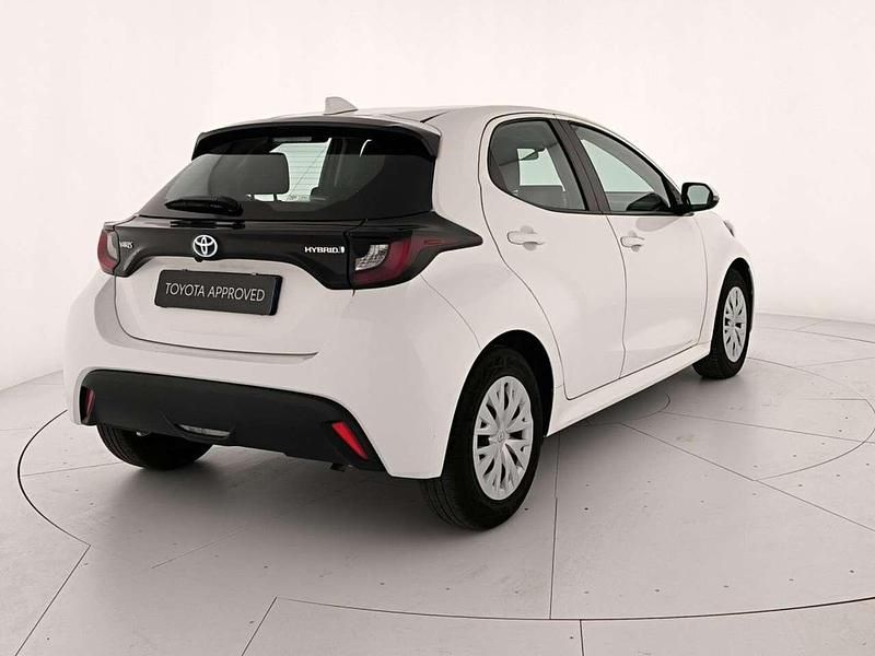 Usata Toyota Yaris Hybrid Active 116 CV (85 kW) 2023 Bianco Berlina