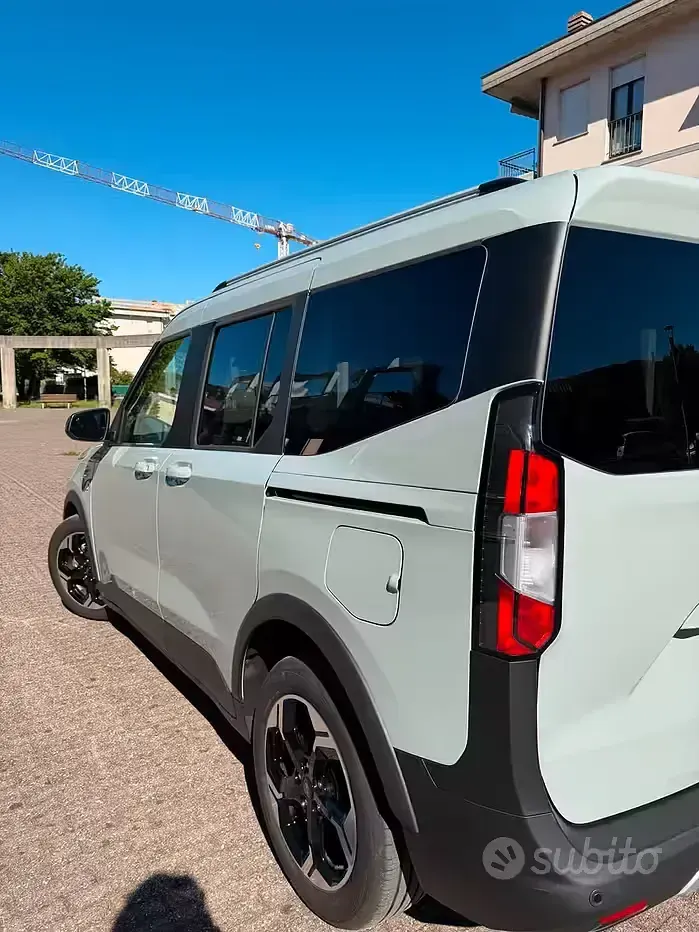 Usata Ford Tourneo 125 CV (91 kW) 2025 Grigio Monovolume