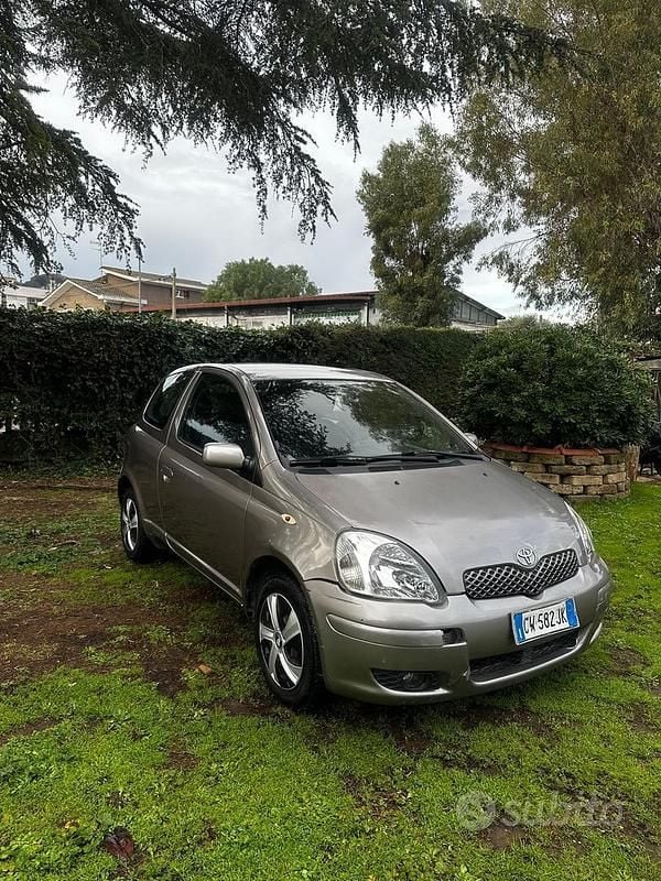 Usata Toyota Yaris Sol 69 CV (50 kW) 2005 Marrone Berlina