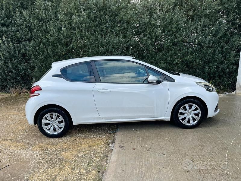 Usata Peugeot 208 75 CV (55 kW) 2016 Bianco Utilitaria