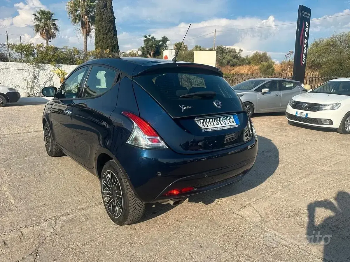 Usata Lancia Ypsilon Gold 69 CV (50 kW) 2018 Bluazzurro Utilitaria
