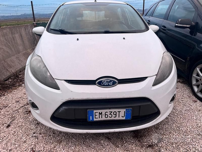 Bianco Usata 2011 Ford Fiesta Tre volumi | 4200 € (Buon prezzo) - Immagine 1/4