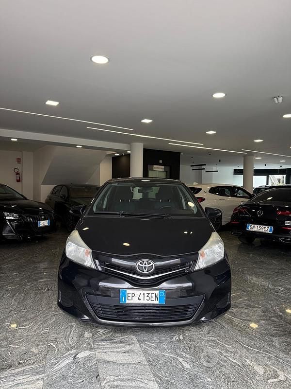 Usata Toyota Yaris Active 69 CV (50 kW) 2012 Nero Utilitaria