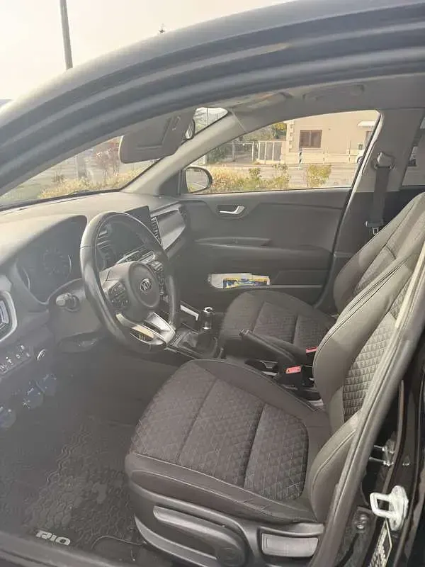 Usata Kia Rio Comfort 84 CV (61 kW) 2021 Nero Berlina