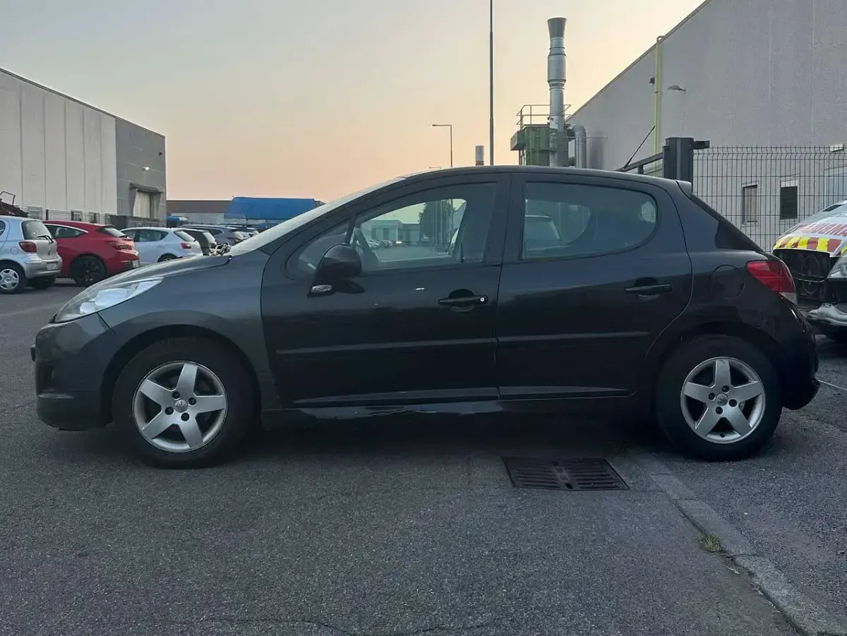 Usata Peugeot 207 Business-Line 68 CV (50 kW) 2010 Nero Berlina