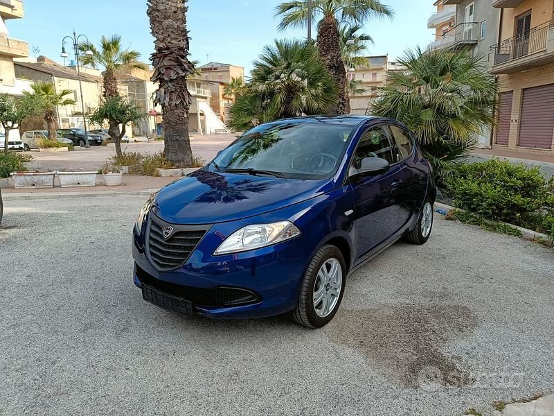 Blu Usata 2014 Lancia Ypsilon Due volumi | 7899 € - Immagine 1/4