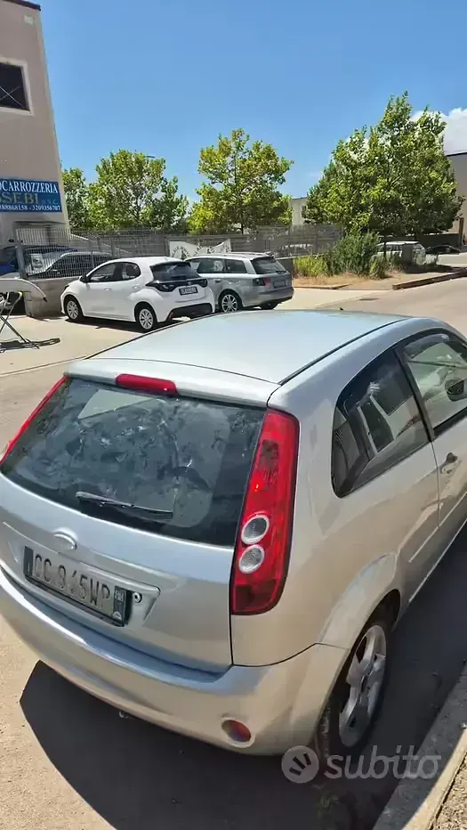 Usata Ford Fiesta 68 CV (50 kW) 2003 Grigio Utilitaria