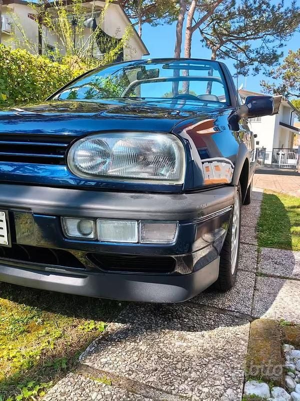 Usado VW Golf Cabriolet 101 HP (74 kW) 1998 Azul Cabrios