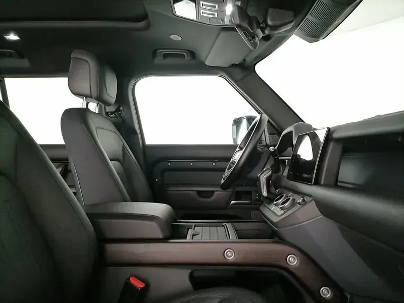 Käytetty Land Rover Defender 404 HP (297 kW) 2022 Musta Katumaasturi