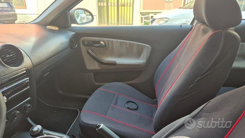 Grigio Usata 2002 Seat Ibiza | 1200 € (Cara) - Immagine 1/4