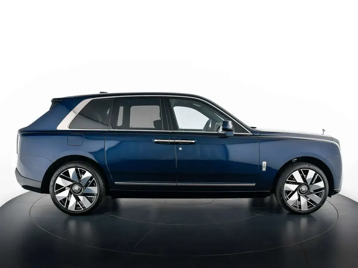 Usata Rolls Royce Cullinan 571 CV (419 kW) 2024 Blu/azzurro SUV