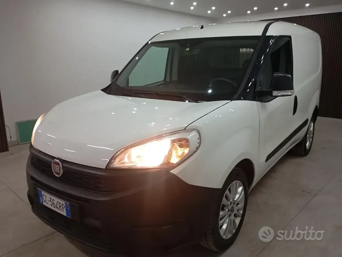 Usata Fiat Doblò 105 CV (77 kW) 2023 Bianco Monovolume