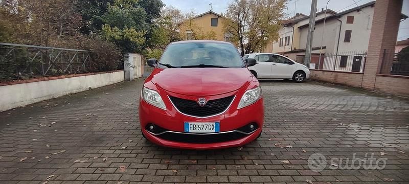 Usata Lancia Ypsilon Silver 69 CV (50 kW) 2015 Rosso Utilitaria