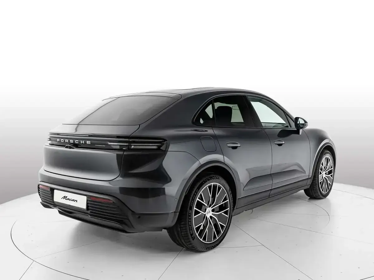 Nuova Porsche Macan 144 kW (197 CV) 2026 Grigio vulcano metallizzato SUV