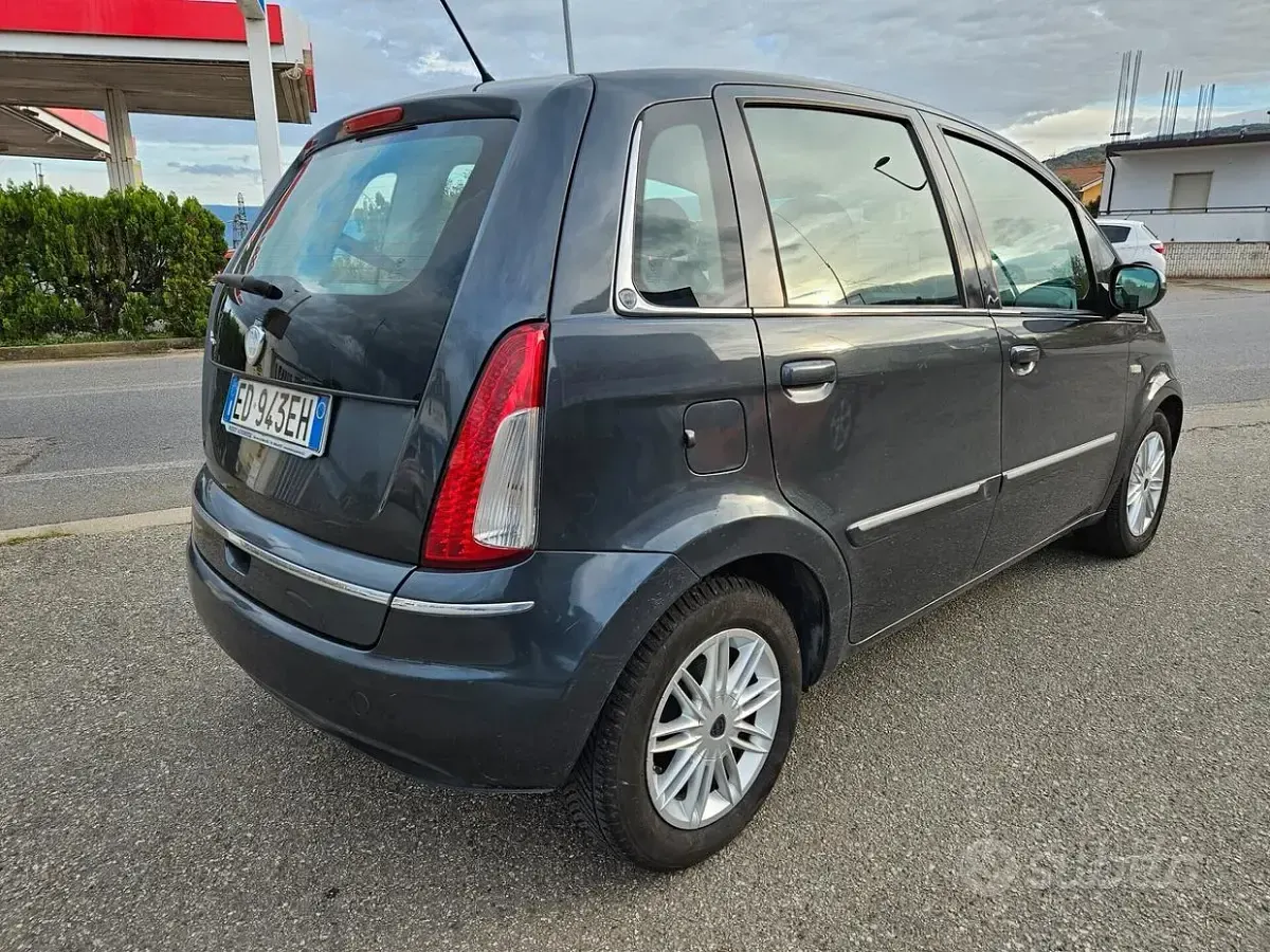 Usata Lancia Musa S 95 CV (69 kW) 2010 Grigio Monovolume