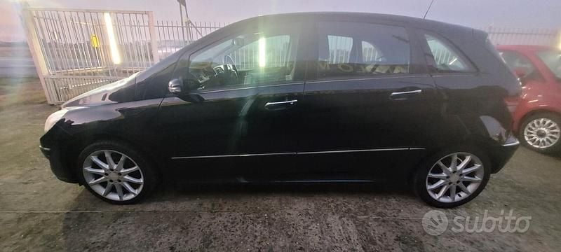 Usata Mercedes B180 109 CV (80 kW) 2007 Nero Monovolume