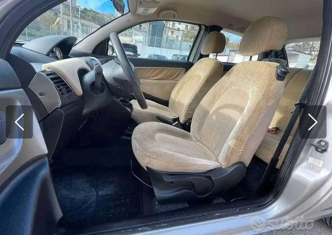 Usata Lancia Ypsilon 69 CV (50 kW) 2004 Argento Utilitaria