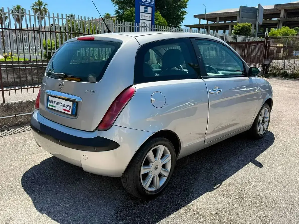 Usata Lancia Ypsilon 69 CV (50 kW) 2005 Argento Utilitaria