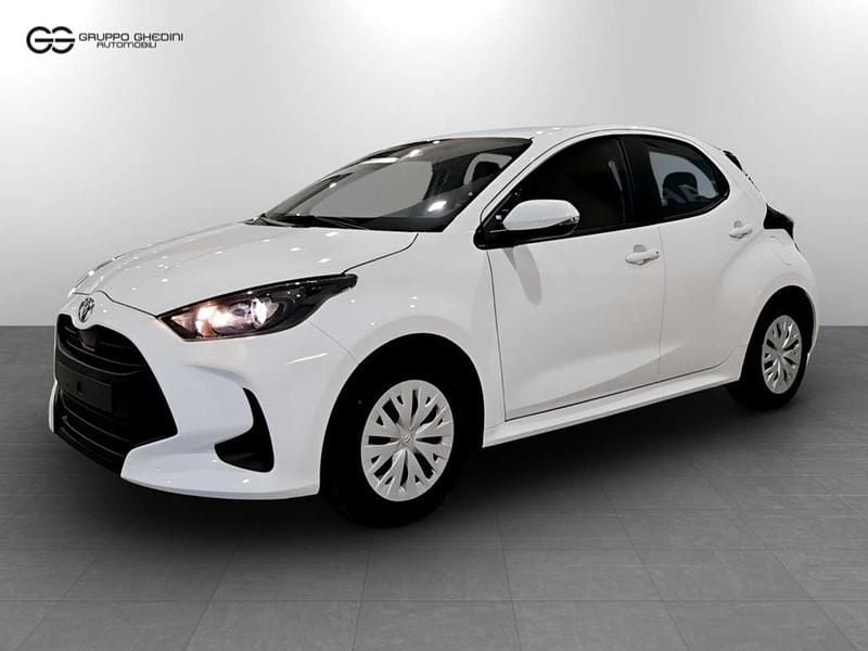 Bianco Nuova 2025 Toyota Yaris Hybrid Active Tre volumi | 21.800 € (Buon prezzo) - Immagine 1/4