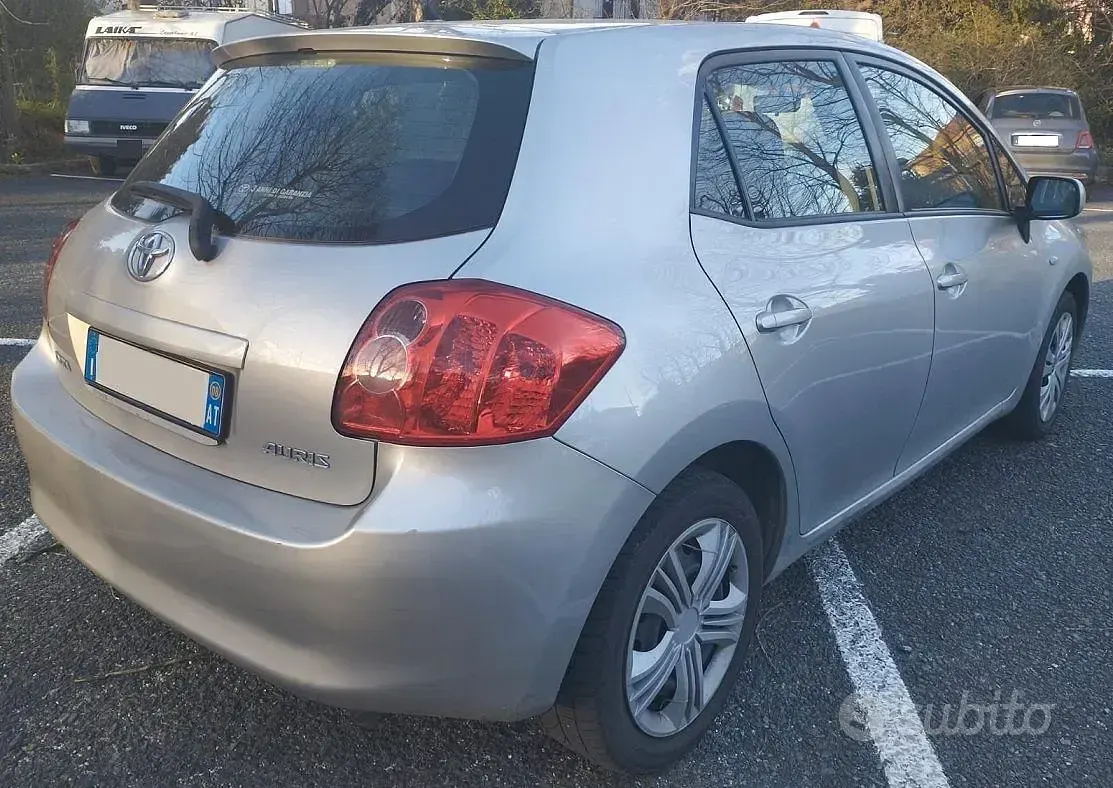 Usata Toyota Auris Sol 124 CV (91 kW) 2007 Grigio Utilitaria