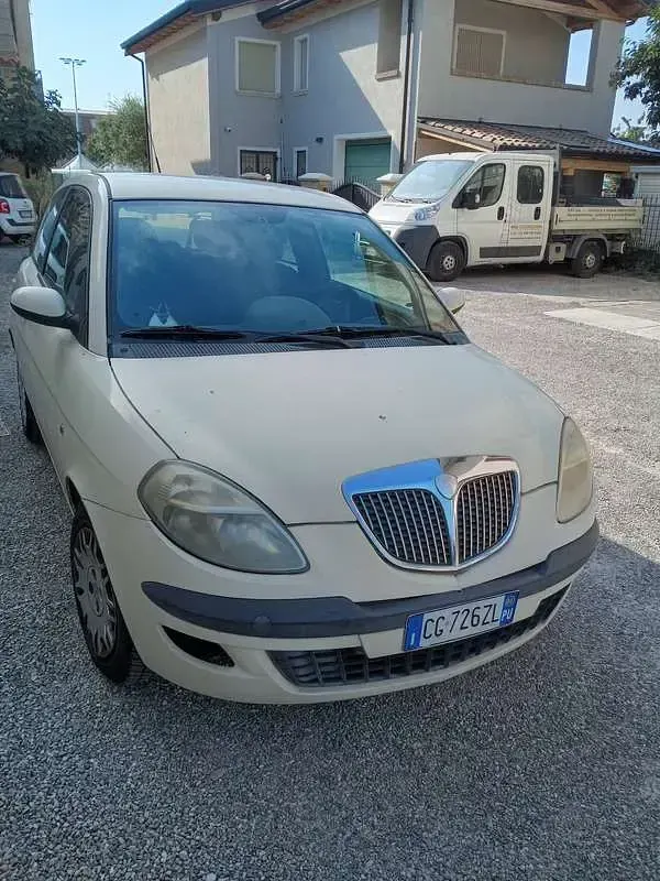 Usata Lancia Ypsilon 60 CV (44 kW) 2004 Beige Utilitaria