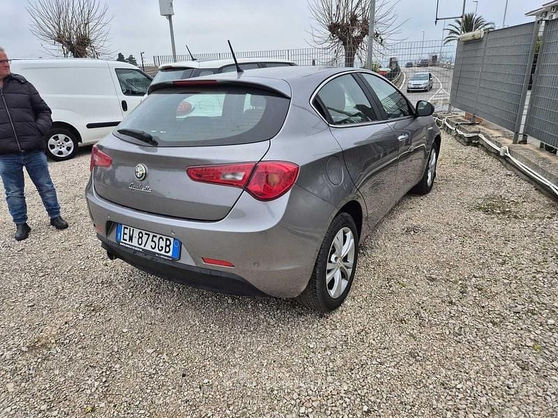 Usata Alfa Romeo Giulietta Exclusive 105 CV (77 kW) 2014 Gray Utilitaria