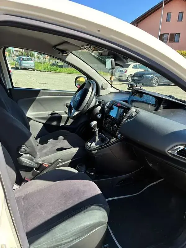 Usata Lancia Ypsilon S 69 CV (50 kW) 2012 Bianco Utilitaria