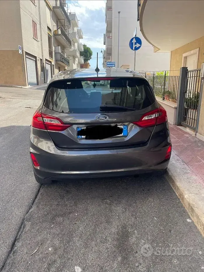 Usata Ford Fiesta 85 CV (62 kW) 2017 Grigio Utilitaria
