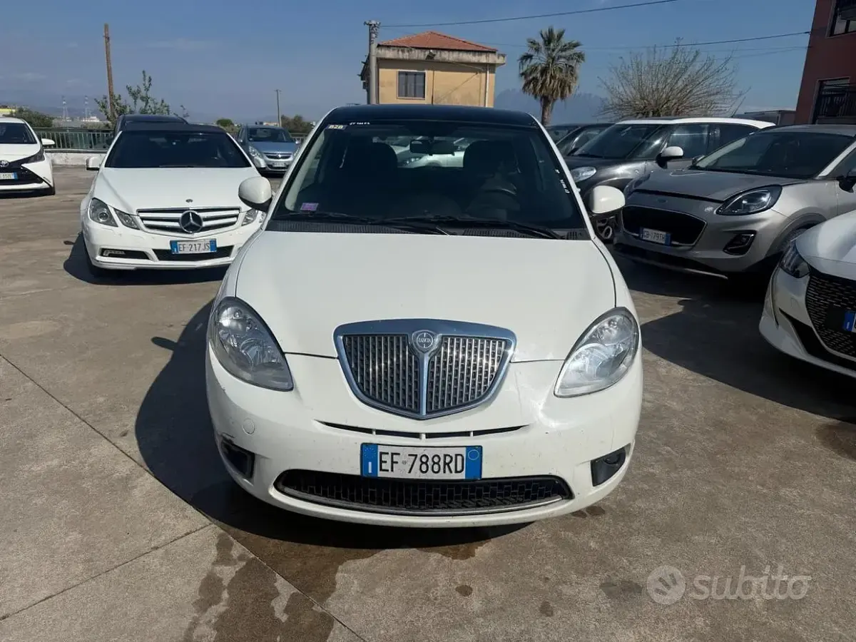 Usata Lancia Ypsilon 75 CV (55 kW) 2011 Grigio Utilitaria
