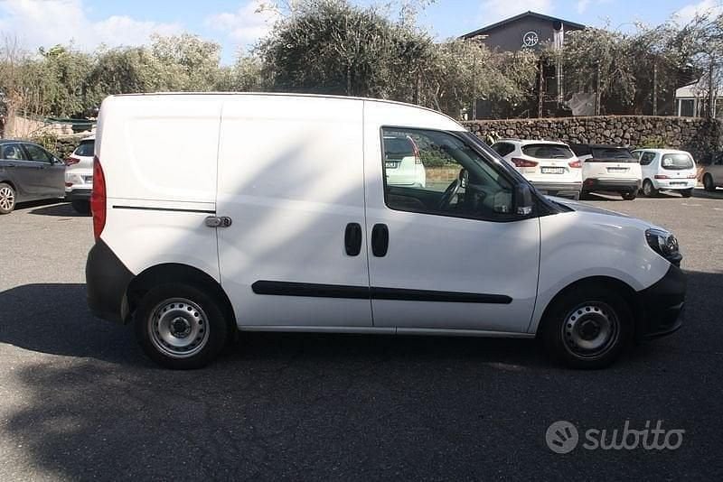 Usata Fiat Doblò Business 105 CV (77 kW) 2022 Bianco Monovolume