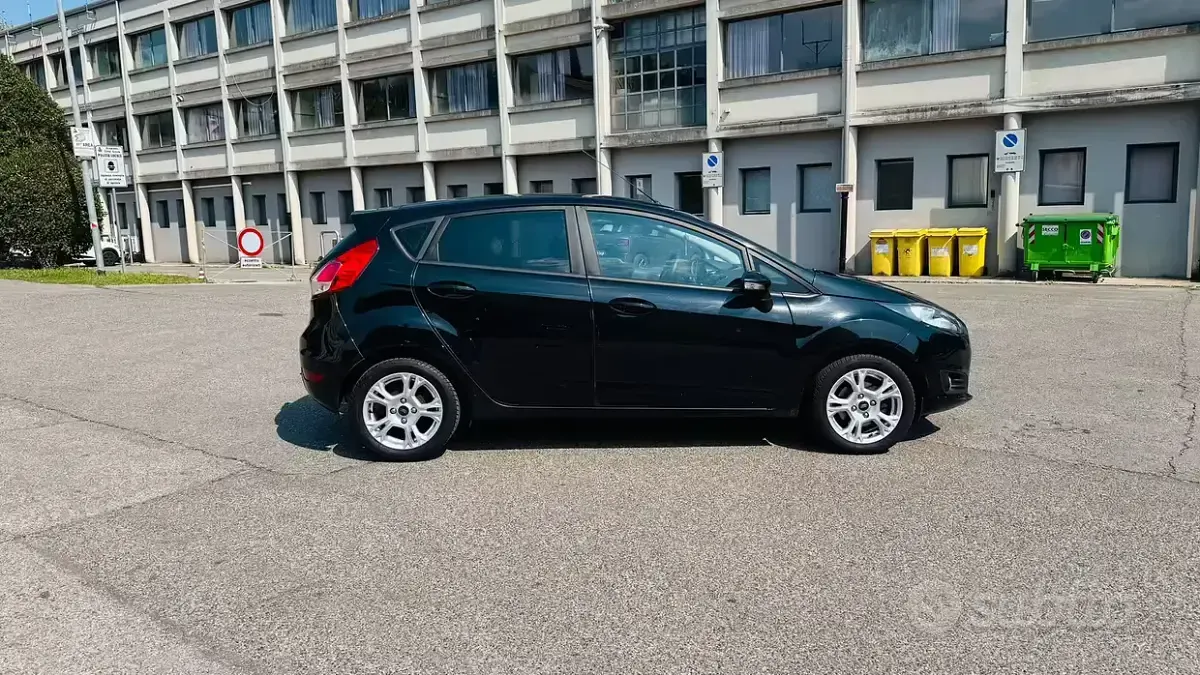 Usado Ford Fiesta 95 HP (69 kW) 2015 Preto Citadino