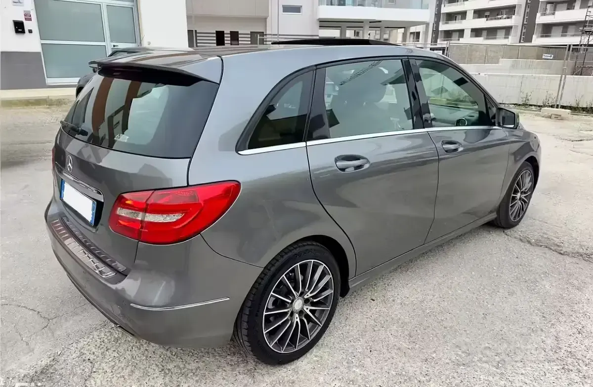 Usata Mercedes B200 Premium 156 CV (114 kW) 2012 Grigio Utilitaria