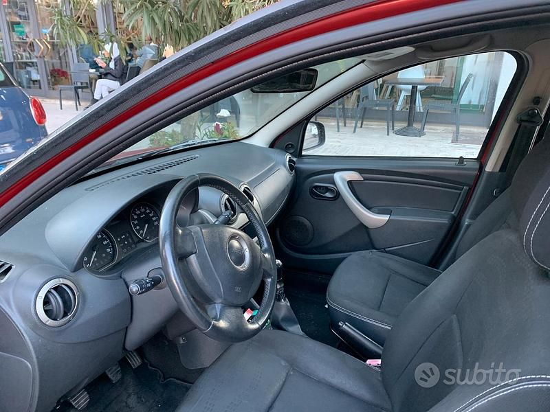 Usata Dacia Sandero 75 CV (55 kW) 2011 Rosso Utilitaria