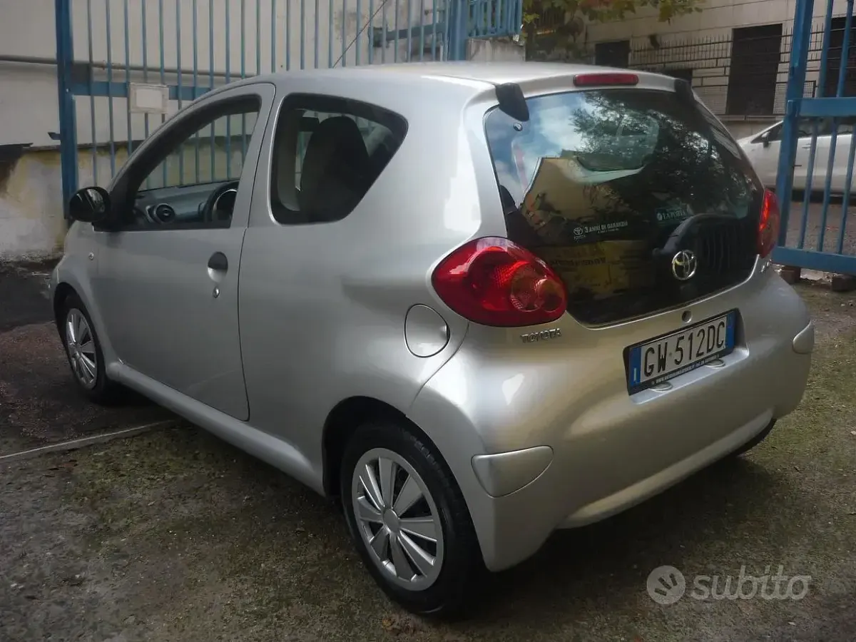 Usata Toyota Aygo Sol 68 CV (50 kW) 2008 Grigio Utilitaria