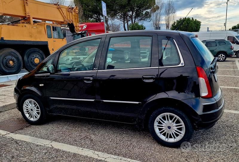 Begagnad Lancia Musa 95 HK (69 kW) 2011 Svart Minibuss